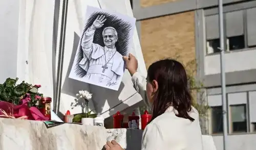 El papa León XIV se recupera con éxito tras la cirugía de pulmón realizada para tratar un adenocarcinoma. La Santa Sede reporta una evolución positiva y retorno parcial a sus actividades. El papa León XIV se recupera con éxito tras la cirugía de pulmón realizada para tratar un adenocarcinoma. La Santa Sede reporta una evolución positiva y retorno parcial a sus actividades.