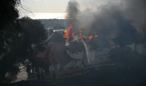 Incendio forestal arrasa el sur de California. Foto: AFP