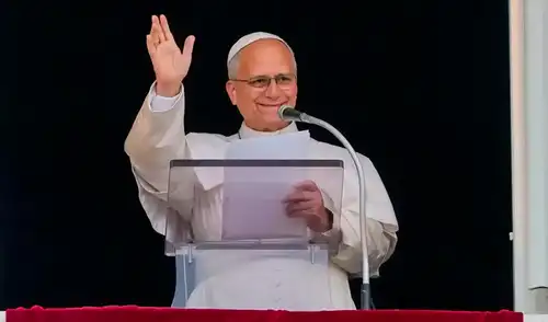 El papa León XIV saludó a miles de personas congregadas en la plaza de San Pedro del Vaticano. El papa León XIV saludó a miles de personas congregadas en la plaza de San Pedro del Vaticano.