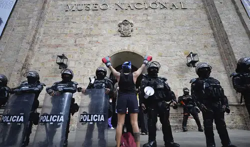Cientos de personas se manifestaron frente al Museo Nacional de Colombia, en Bogotá, contra la retirada de más de 30 piezas de sus exposiciones permanentes Cientos de personas se manifestaron frente al Museo Nacional de Colombia, en Bogotá, contra la retirada de más de 30 piezas de sus exposiciones permanentes