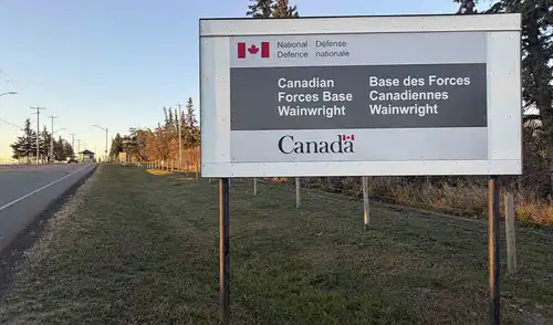 Un incendio en la base militar Wainwright, Alberta, dejó cuatro muertos y numerosos heridos, provocando una emergencia hospitalaria en la región Un incendio en la base militar Wainwright, Alberta, dejó cuatro muertos y numerosos heridos, provocando una emergencia hospitalaria en la región