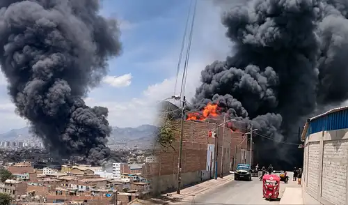 Gigantesco incendio en fábrica de plásticos en Puente Piedra moviliza a más de 10 unidades de los Bomberos