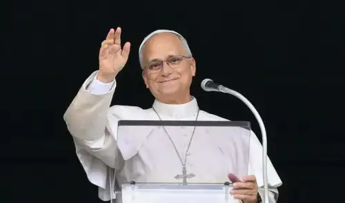Mientras avanza su recuperación, el Papa permanecerá en el Vaticano y no regresará a su residencia habitual en Castel Gandolfo en las próximas jornadas. Mientras avanza su recuperación, el Papa permanecerá en el Vaticano y no regresará a su residencia habitual en Castel Gandolfo en las próximas jornadas.