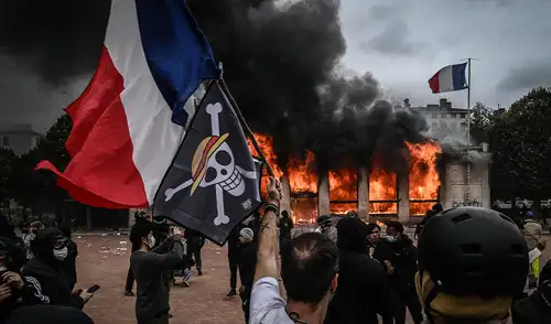 El primer ministro francés, Sébastien Lecornu, implementa toques de queda en varias ciudades para controlar disturbios. Foto: AFP. Toques de queda, Gobierno de Francia, Emmanuel Macron, París, Francia