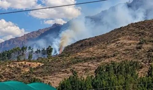 Las cuadrillas de bomberos enfrentan dificultades debido a la topografía accidentada del Apu Pachatusan, complicando el acceso y las labores para controlar las llamas. Las cuadrillas de bomberos enfrentan dificultades debido a la topografía accidentada del Apu Pachatusan, complicando el acceso y las labores para controlar las llamas.