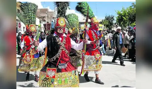 Danza guerrera de los Shapish es parte sustancial de la identidad chupaquina, en la región Junín, en el Valle del Mantaro. Danza guerrera de los Shapish es parte sustancial de la identidad chupaquina, en la región Junín, en el Valle del Mantaro.