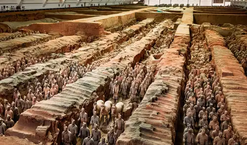 El Ejército de Terracota es una colección de más de 8.000 figuras de arcilla a tamaño real que fueron enterradas junto al emperador Qin Shi Huang. Foto: