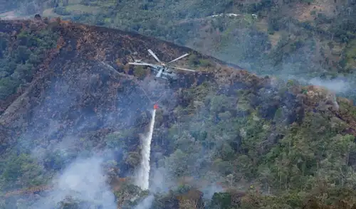 En acción. Un helicóptero de la FAP provisto de un “Bambi Bucket” en plena operación. Foto: La República