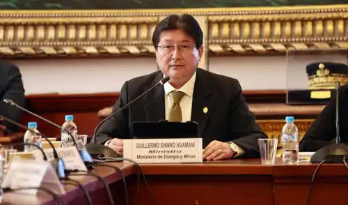 El Congreso convocó al ministro de Energía y Minas, Guillermo Shinno Huamaní, para discutir medidas contra la minería ilegal el 27 de octubre. La audiencia busca esclarecer acciones de la Ley MAPE.