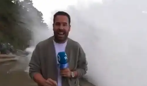 La ola gigante arrasó a un periodista en la costa de España. Foto: Captura La ola gigante arrasó a un periodista en la costa de España. Foto: Captura