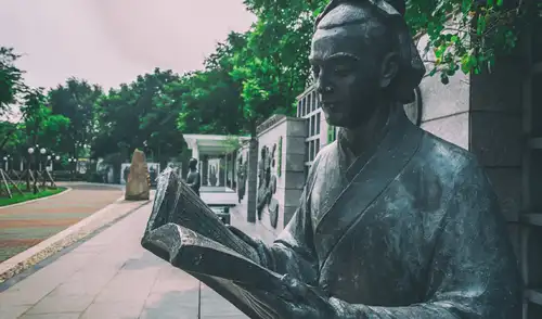La enseñanza de Confucio destaca la importancia de la reflexión antes de actuar, advirtiendo que las decisiones impulsivas pueden ignorar lo esencial. La enseñanza de Confucio destaca la importancia de la reflexión antes de actuar, advirtiendo que las decisiones impulsivas pueden ignorar lo esencial.