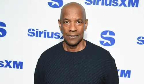Denzel Washington, ganador de dos Óscar, reflexiona sobre convertir aspiraciones en propósitos concretos en su discurso de graduación en la Universidad Dillard, en 2015. Denzel Washington, ganador de dos Óscar, reflexiona sobre convertir aspiraciones en propósitos concretos en su discurso de graduación en la Universidad Dillard, en 2015.