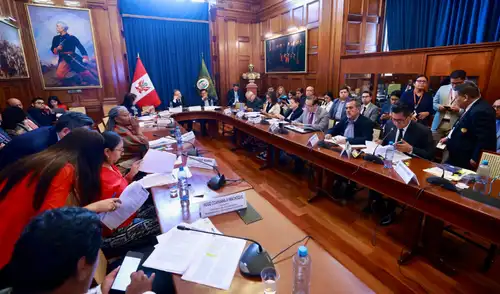 Mesía protagonizó un enfrentamiento verbal con senadores del bloque opositor. Foto: Congreso Congreso | Senado | Comisión de Constitución | TC | Tribunal Constitucional