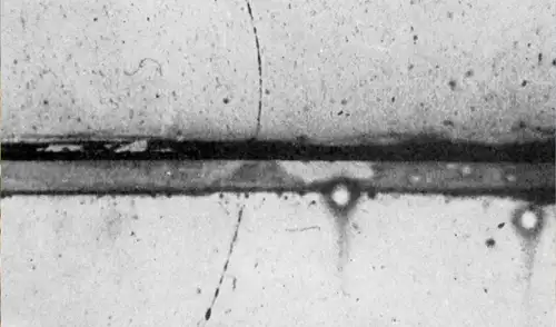 Fotografía tomada en una cámara de niebla del primer positrón jamás identificado. Foto: Wikimedia Fotografía tomada en una cámara de niebla del primer positrón jamás identificado. Foto: Wikimedia