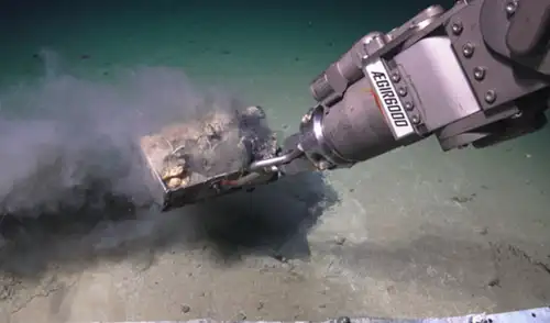 Un  vehículo operado a distancia toma muestras de sedimento en el lecho marino. Foto: MAREANO