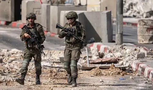 Soldados israelíes patrullan el puesto de control norte de Hebrón, en la Cisjordania ocupada.