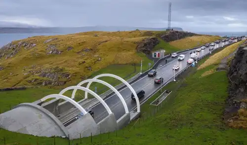 El impresionante túnel submarino Eysturoyartunnilin, inaugurado en diciembre de 2020, se encuentra en las islas Feroe, conectando Streymoy y Eysturoy con una longitud de 11,2 km. El impresionante túnel submarino Eysturoyartunnilin, inaugurado en diciembre de 2020, se encuentra en las islas Feroe, conectando Streymoy y Eysturoy con una longitud de 11,2 km.