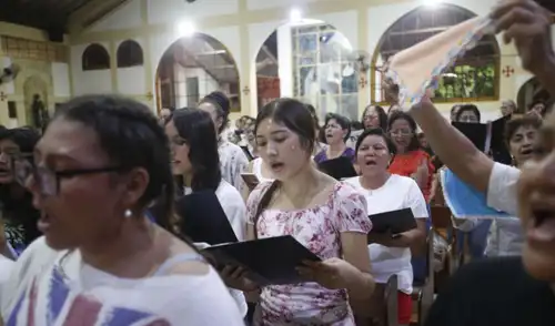 La visita del papa León XIV a Pucallpa incluirá una misa donde un coro de 168 integrantes interpretará un canto de perdón en idioma shipibo, resaltando la cultura amazónica. La visita del papa León XIV a Pucallpa incluirá una misa donde un coro de 168 integrantes interpretará un canto de perdón en idioma shipibo, resaltando la cultura amazónica.
