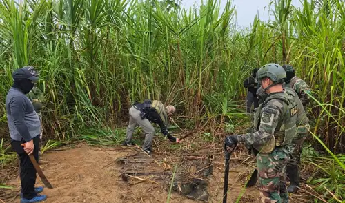 La Policía Nacional del Perú inició la búsqueda de fosas clandestinas en La Pampa, Madre de Dios, tras hallar restos de dos hombres enterrados en la zona de actividad criminal.