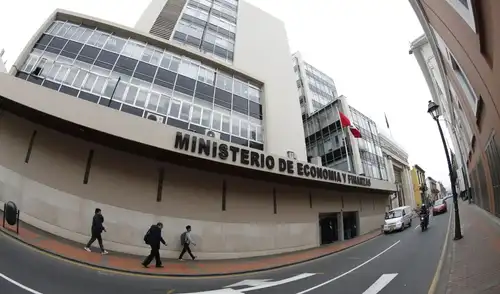 El Gobierno de Keiko Fujimori incrementará el límite de déficit fiscal del 1,4% al 2,4% del PBI en 2027 para enfrentar riesgos económicos como El Niño y el aumento de combustibles. El Gobierno de Keiko Fujimori incrementará el límite de déficit fiscal del 1,4% al 2,4% del PBI en 2027 para enfrentar riesgos económicos como El Niño y el aumento de combustibles.