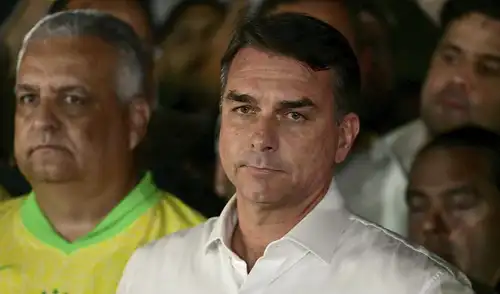La Policía Federal de Brasil investiga el posible escape del senador Flávio Bolsonaro hacia Argentina tras perder las elecciones frente a Luiz Inácio Lula da Silva La Policía Federal de Brasil investiga el posible escape del senador Flávio Bolsonaro hacia Argentina tras perder las elecciones frente a Luiz Inácio Lula da Silva