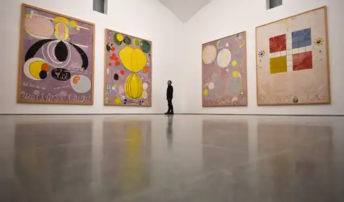 La obra de Hilma af Klint ha permitido visibilizar a las mujeres creadoras que fueron marginadas frente a sus coetáneos masculinos. Foto: AFP. La obra de Hilma af Klint ha permitido visibilizar a las mujeres creadoras que fueron marginadas frente a sus coetáneos masculinos. Foto: AFP.