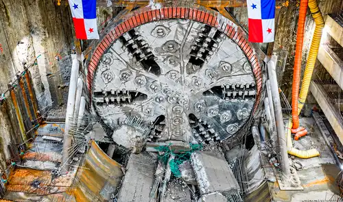 La tuneladora Panamá llegó a Albrook tras perforar un túnel de 4,5 km bajo el Canal de Panamá, marcando un hito en las obras de la Línea 3 del Metro, prevista para 2028. La tuneladora Panamá llegó a Albrook tras perforar un túnel de 4,5 km bajo el Canal de Panamá, marcando un hito en las obras de la Línea 3 del Metro, prevista para 2028.