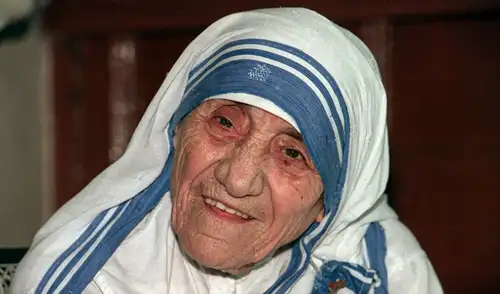Teresa de Calcuta dedicó su vida al servicio de los más desfavorecidos en la India, fundando orfanatos y centros para enfermos. Teresa de Calcuta dedicó su vida al servicio de los más desfavorecidos en la India, fundando orfanatos y centros para enfermos.