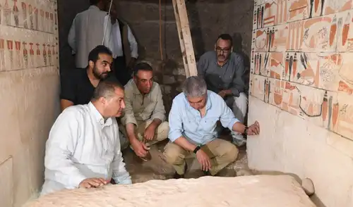 Arqueólogos descubren una sala abovedada repleta de objetos. Foto: Ministerio de Turismo y Antigüedades de Egipto