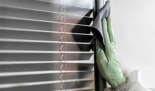 Limpiar persianas puede ser sencillo con trucos caseros. Usar vinagre blanco diluido en agua ayuda a eliminar olores y suciedad acumulada.