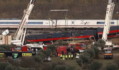 La colisión entre un tren de Renfe y una unidad de Iryo está bajo investigación. El Partido Popular exige explicaciones al presidente Sánchez y critica la gestión de la seguridad ferroviaria en el país