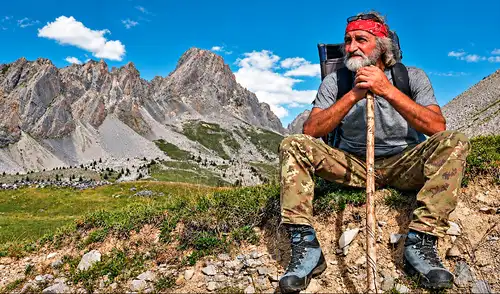 Franco, un hombre de 77 años, preserva su legado familiar en los Alpes italianos. Resguardando una cabaña de más de 200 años, enfrenta inviernos severos a 1.800 metros de altitud.