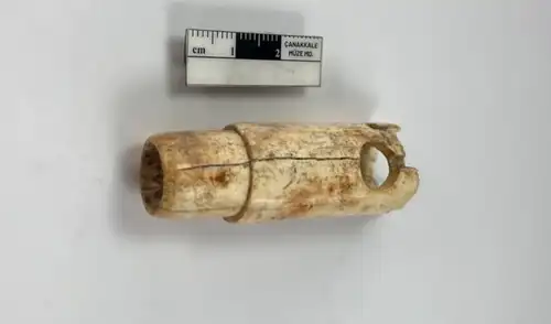 Una fragmento de flauta de hueso fue encontrada en Troya. Foto: Ministerio de Cultura de Turquía