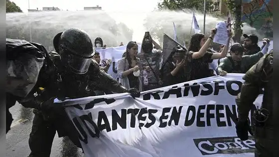Estudiantes marchan en Chile contra posibles recortes a la educación pública durante el gobierno de Kast Estudiantes marchan en Chile contra posibles recortes a la educación pública durante el gobierno de Kast