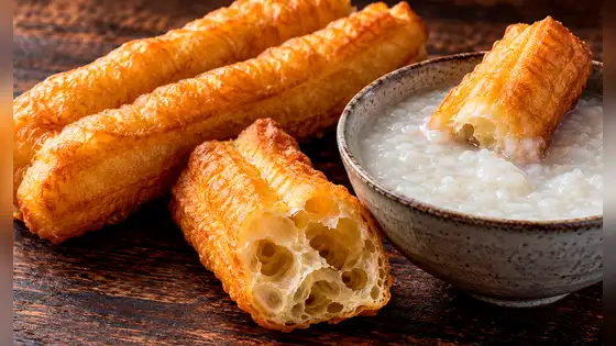 Parece un churro, pero es salado y se come con arroz: así es el "gemelo" del dulce popular en Perú que se desayuna en China desde el siglo XII