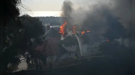 Un incendio forestal se extiende en el sur de California, deja varias casas en llamas y provoca evacuaciones masivas Un incendio forestal se extiende en el sur de California, deja varias casas en llamas y provoca evacuaciones masivas