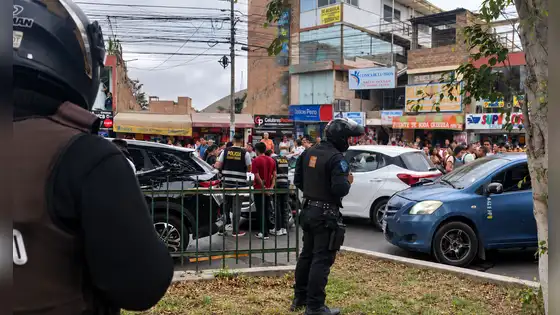 Detienen a 6 policías en flagrancia tras presunto intento de asalto a banco en Los Olivos: tenían rastros de billetes marcados en su auto