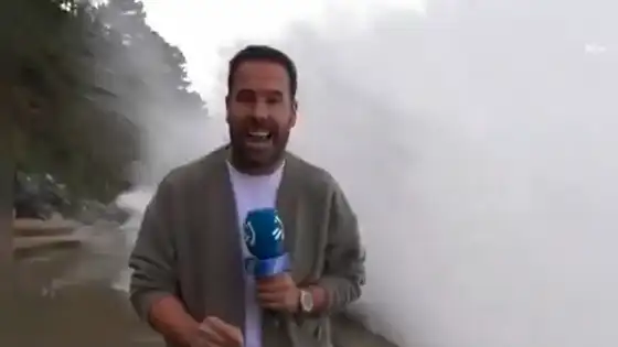 Susto en vivo: una ola gigante empapó a un periodista durante un reporte de las costas en España