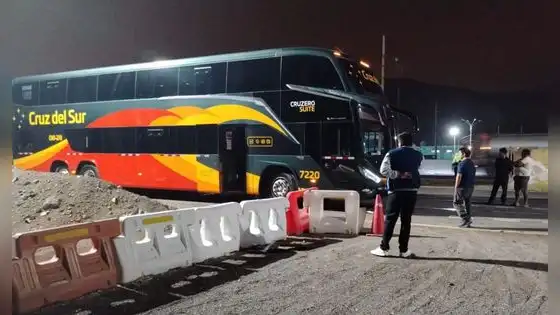 Atacan a bus de Cruz del Sur lleno de pasajeros cuando se dirigía hacia Trujillo