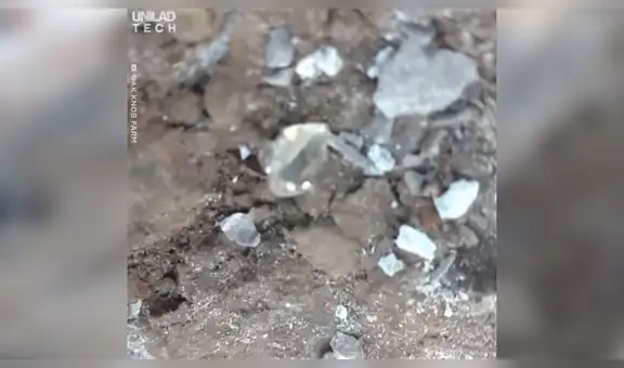 Joven parte una enorme roca, sin imaginar que hallaría un valioso tesoro en su interior [VIDEO]