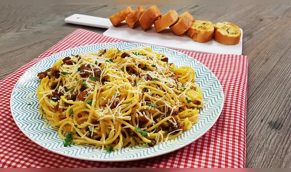 Espaguetis a la carbonara con huevo 