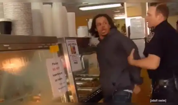 Facebook: graban momento exacto en que ladrón le roba un beso a policía que lo arrestó [VIDEO]