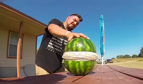 Facebook viral: realizan reto al colocar más de 300 ligas en sandía y no imaginaron lo que sucedería [VIDEO] 