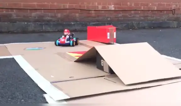 Padre construye un circuito de carreras de Mario Kart para su hijo durante la cuarentena [VIDEO]