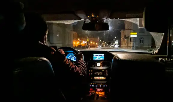 Mujer sorprende a taxista tomándole fotos y lo publica en redes sociales [VIDEO]