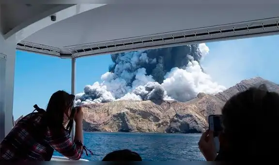 Los turistas que estaban en el cráter del volcán minutos antes de la erupción   [VIDEO]