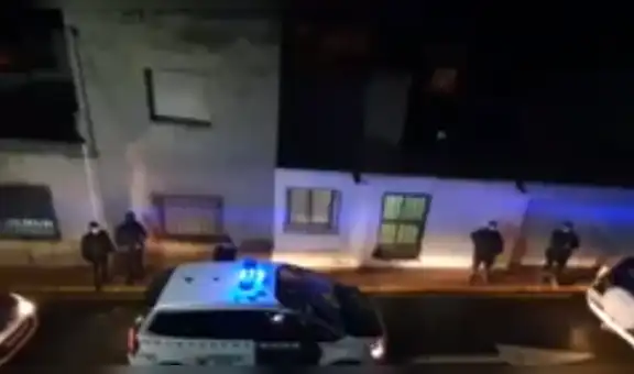 Policías sorprenden a niño durante cuarentena y le hacen peculiar regalo por su cumpleaños [VIDEO]