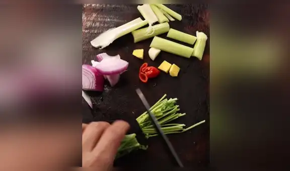 Joven peruano causa furor al enseñar a preparar leche de tigre casero [VIDEO]