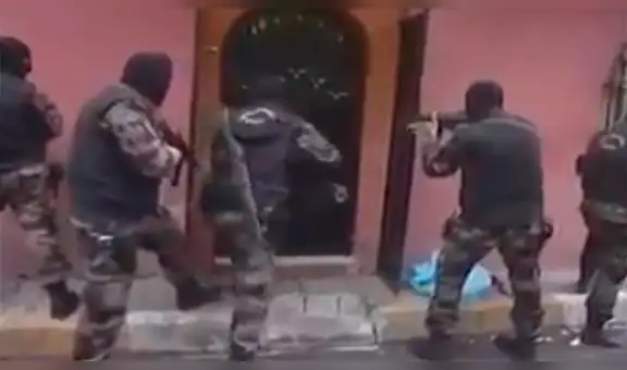 Policías tratan de derribar puerta con enorme ariete y dueño de casa los ridiculiza [VIDEO]