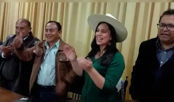 Verónika Mendoza compartió mesa con Gregorio Santos durante mitin en Cajamarca